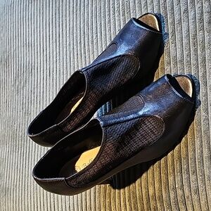 Bella Vita 50-7571. Black Peep toe slip on with stretch on top, size 9